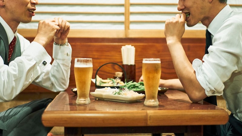 俺は馬鹿だった…投資で「資産3,000万円」を築いた64歳会社員。年金月20万円超で“勝ち組”のはずが後悔まみれ。原因は同期との飲み会、高笑いとともに突きつけられた「スマホの画面」【FPの解説】