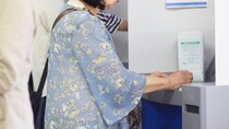 ▼待ちに待った年金受給日、通帳に印字された「303,000円」に大満足の70歳女性だったが…後日、年金事務所で知らされた〈年金繰下げ受給の落とし穴〉に悲鳴