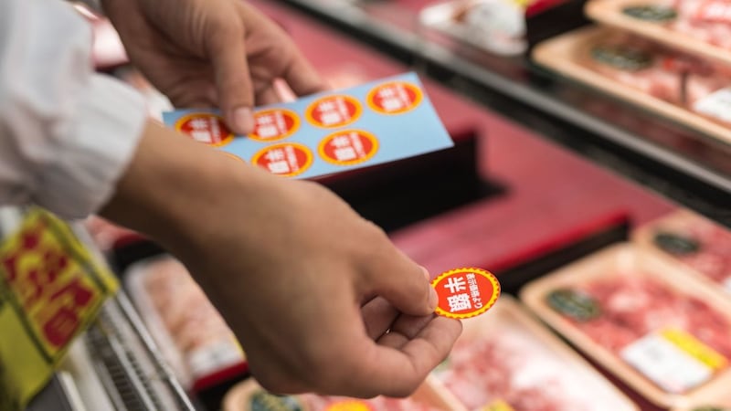 「惨めでたまりません」ランチは1回5,000円・おやつは桐箱入りメロンだった、60歳セレブ専業主婦の〈生活費月30万円〉が突然ストップ。いまやスーパーの半額シールを待ち続ける〈極貧の食卓〉【FPが解説】