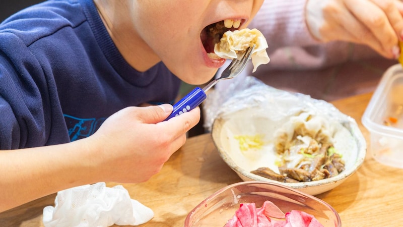 「ママはお買い物じゃないよ」孫の無邪気な一言に、年金25万円の65歳祖母は凍りついた。実家を〈無料託児所&食堂〉使いする33歳娘の“タダ乗り”【FPが解説】