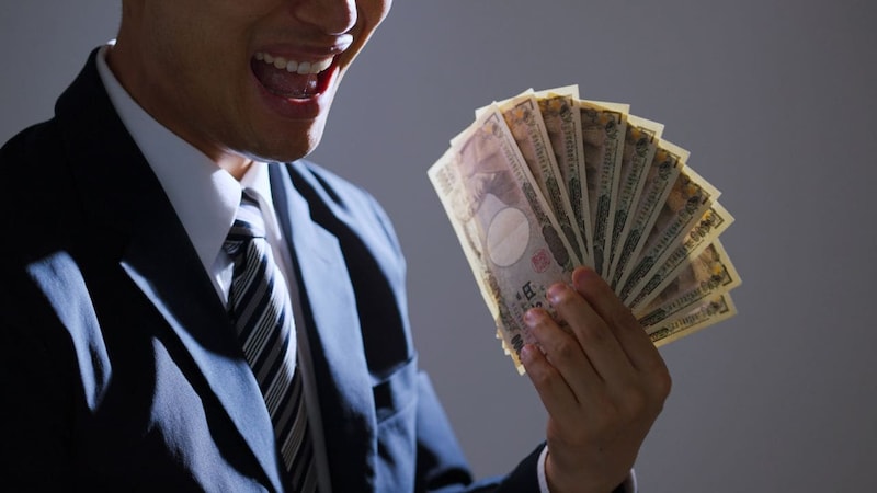 最後に笑うのは俺なんだよ…年収450万円の50歳独身サラリーマン、酔った勢いで同僚に漏らした〈驚きの老後計画〉→まさかの“緊急事態”に涙目【CFPが警告】