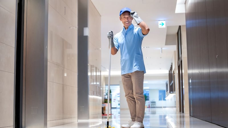 「老後資金8,000万円」で安泰のはずが…元大手企業管理職の65歳男性、引退6ヵ月後に「時給1,120円・大学の清掃員」に転身した意外な理由