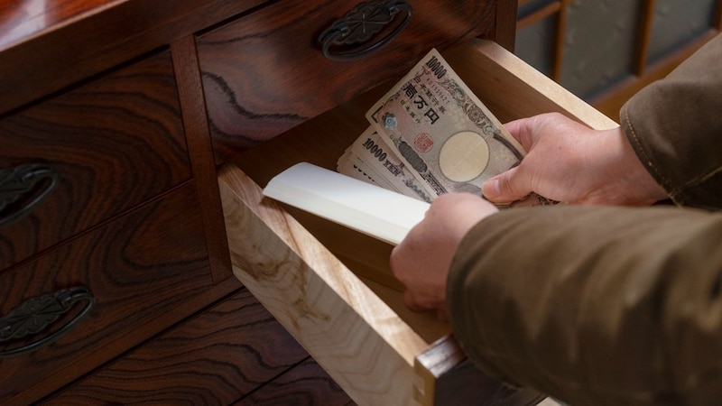 銀行は信用できません…資産5,800万円、大量の札束が隠された納戸・仏間の床下・押入れ。「タンス預金が一番だ」72歳男性の思い込みを一変させた〈衝撃の事実〉【FPの解説】