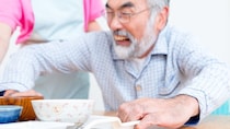 ▼「こんな冷えた飯、食えるか！」年金月18万円・82歳父が激怒。入居1ヵ月で5キロ減…試食会では見抜けない「老人ホーム選び」の落とし穴