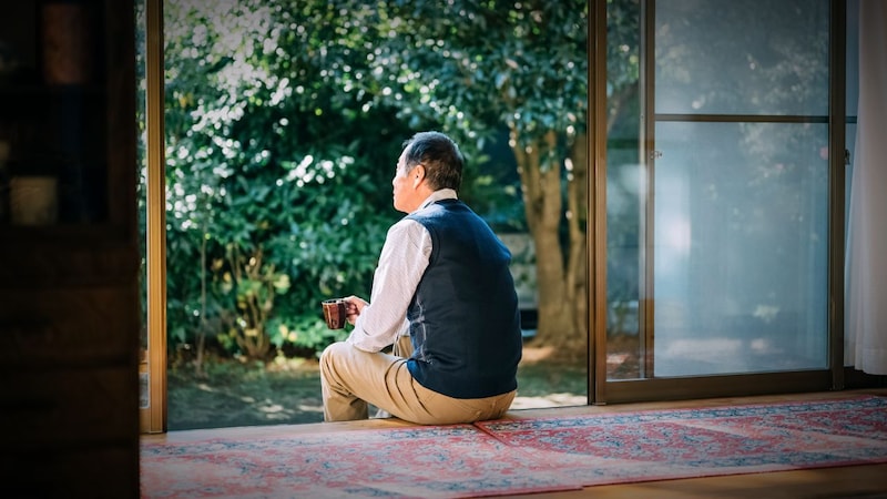 話がある…年末に帰省した39歳サラリーマン、実家で一人暮らしの68歳父が「認知症の初期段階」と知り絶句→父の〈まさかの対策〉に落ち込んだワケ【CFPの助言】