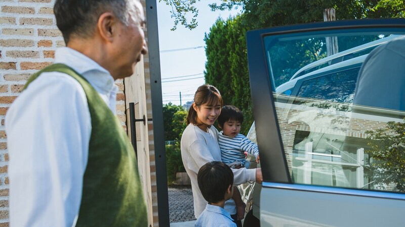 心の底では嬉しい、でもね…年金22万円の60代夫婦、お盆に続きシルバーウィーク「連月の娘一家の帰省」に複雑な思いを抱くワケ。LINEでついた「悲しいウソ」【FPが解説】