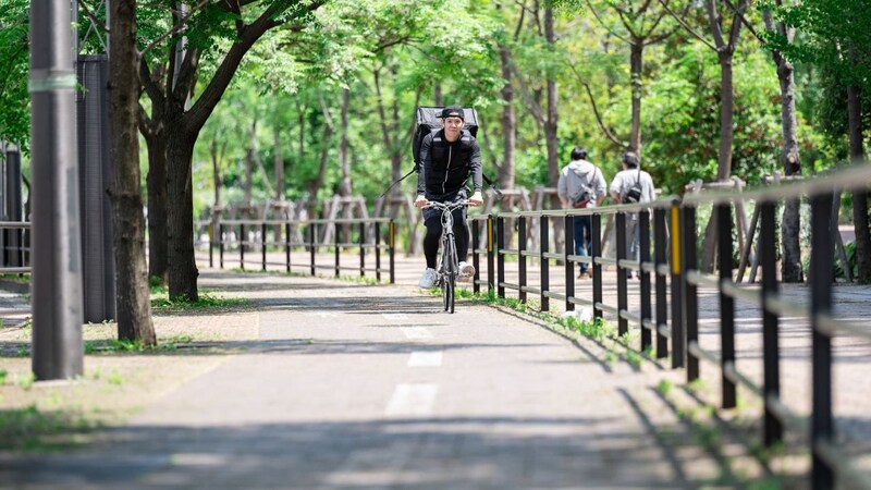 メガバンカーだったが…苦節30年、現在は51歳で手取り月10万円のフードデリバリー。生活費月20万円を援助し続けた50歳女性の「最終通告」