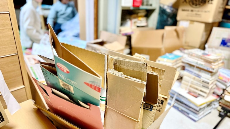 年金と仕送りで「生活費月30万円」田舎の79歳母が、なぜか「金欠」に…東京から帰省した月収150万円の48歳息子、絶句。実家を埋め尽くす“ナゾの段ボール”の山、山、山…【FPが解説】