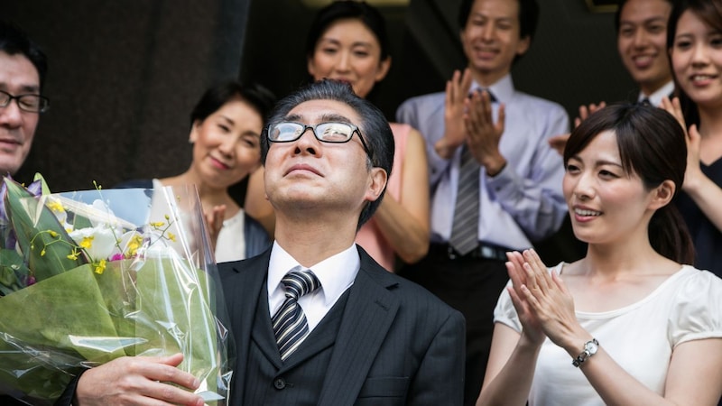 「さようなら、あなた…」〈年金月20万円〉〈資産3,000万円〉潤沢な資金で定年を迎えた銀行員、祝賀会を終え帰路に着くと…酔いも醒める「衝撃的な置き手紙」【FPの助言】