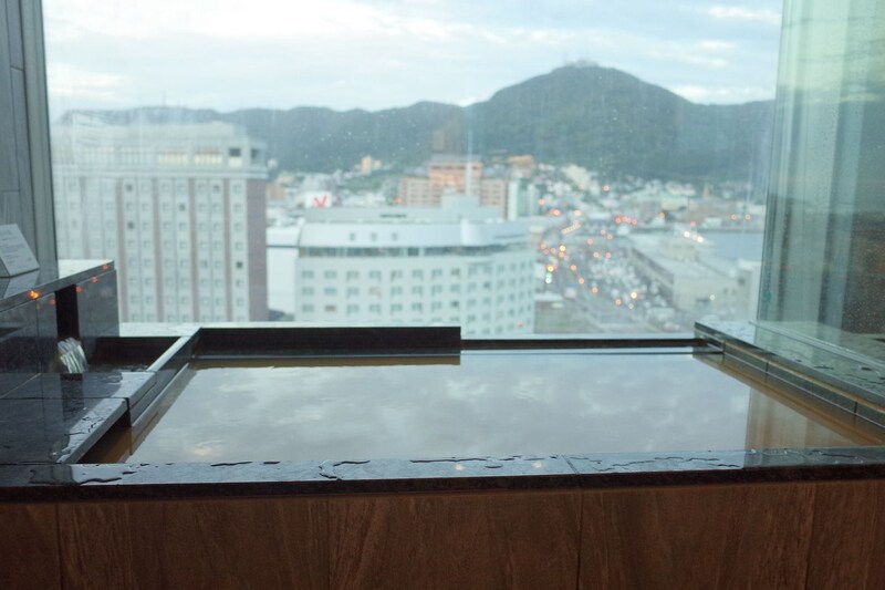 （センチュリーマリーナ函館　室内露天風呂からの眺望／PIXTA）