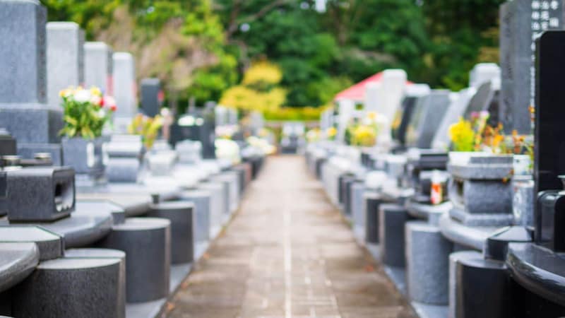多様化する「お墓の在り方」――雑草だらけ・荒れ放題にしないために“買う前”から考えたい「墓じまい」【司法書士が解説】