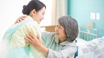 ▼「忙しいからオムツに出して」濡れたシーツで泣く84歳母に58歳娘が激怒。月20万円「手厚い介護」の残酷な正体