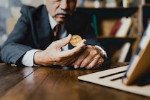 未提出は重いペナルティ…「年収2000万円超、資産3億円以上」の富裕層が「確定申告書」と別に用意しなければならない〈2つの書類〉【税理士が解説】