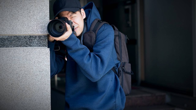 娘より年下の女性と密会する61歳夫…探偵に60万円を支払い〈浮気の証拠〉をつかんだ妻が、それでも「離婚する気はありません」と断言するワケ