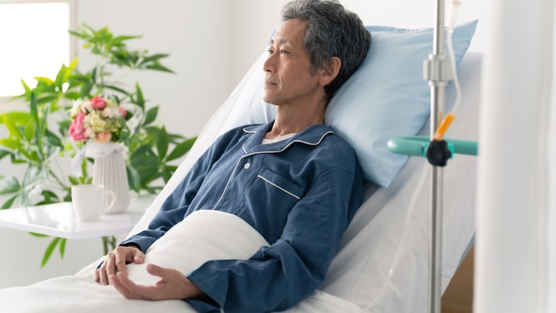 「健康保険があるから安心」は禁物?まさかの保険“適用外”→高額出費&個人負担…老後は民間保険を「ケチらない」が吉