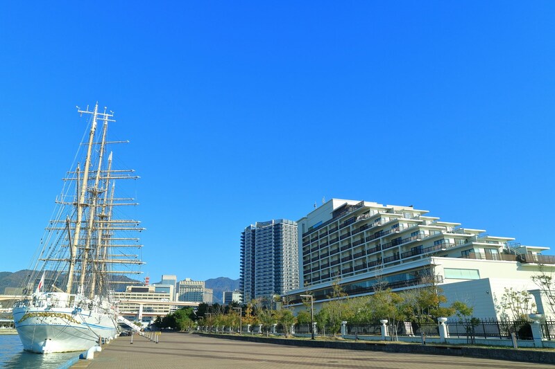 （神戸みなと温泉　蓮と神戸港（兵庫県）／PIXTA）