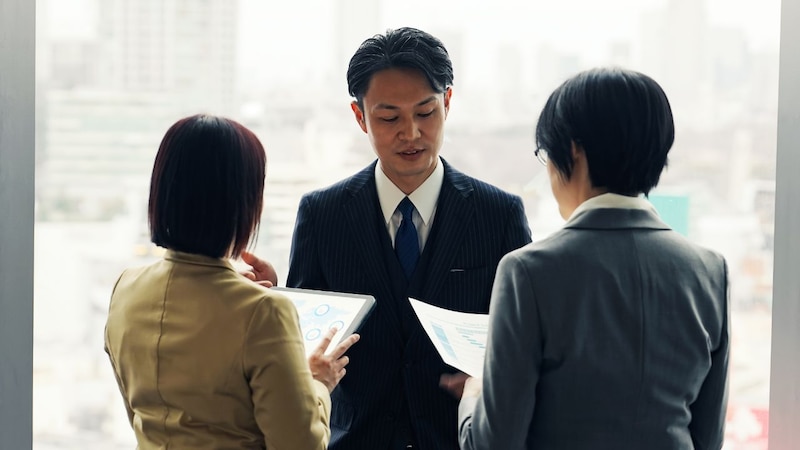 会議中「あ、間違ってる」と気がついてしまった…上司にその場で指摘すると“評価が下がる”日本企業の部下
