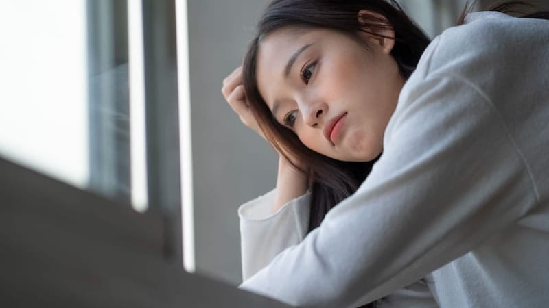 東京の大学に行きたい、なんて言わなきゃよかった…〈有名私大卒・丸の内勤務〉華やかな肩書きの裏で、手取り月26万円・29歳会社員女性が周囲に隠し続ける「秘密」