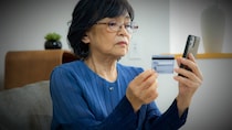 ▼年金暮らしの私でも払えるのよ…年金月14万円の76歳母から頻繁に届く“怪しいおすそ分け”。不審に思った48歳娘の「アポなし帰省」で判明した〈最悪の事実〉