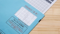 ▼年金、たったこれだけ？…年収1,000万円の59歳男性、日本年金機構から届いた〈青色の封筒〉の中身に悲鳴