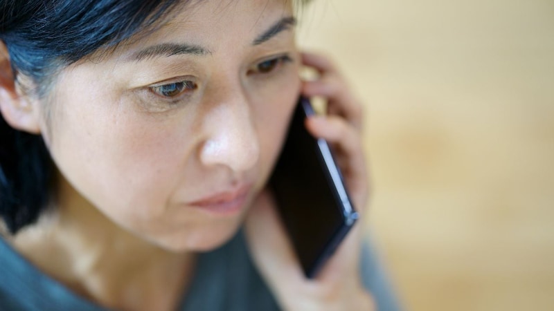 お母さん、助けてください…東京で暮らす18歳娘からの「まさかの電話」。貯金50万円・極限生活の中〈仕送り月5万円〉を工面する53歳母が崩れ落ちたワケ【CFPの助言】