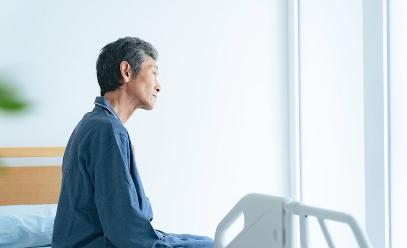 節約どころか大損だよ…いらない保険をばっさり解約、「年20万円浮いた」はずが裏目。〈年収500万円〉〈貯金650万円〉55歳会社員が病室で落胆したワケ【FPの助言】