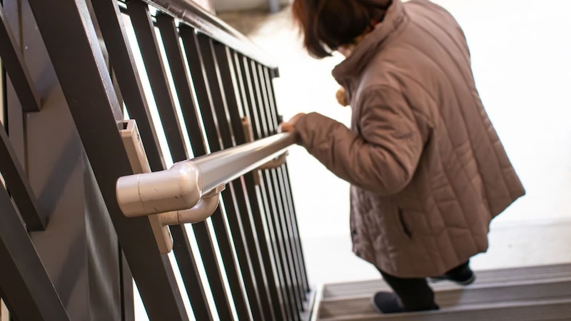 もう限界…〈年金月24万円〉〈貯金5,000万円〉社宅暮らしでお金を貯めた60代夫婦、定年後に“念願のマイホーム”を購入→10年後に待ち受けていた後悔