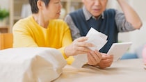 「貯金1,000万円でも足りない…」年金月20万円・60代夫婦を絶望させた〈老人ホームの見積書〉