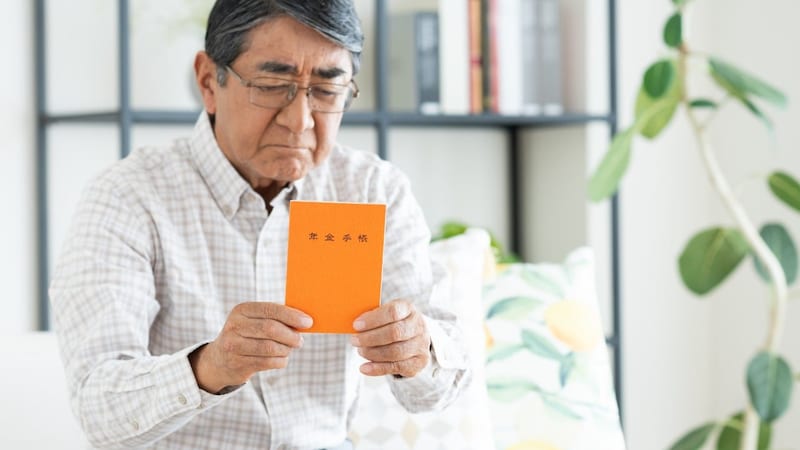 年金受給「繰り上げか繰り下げか」メリット・デメリットを比較。70歳まで受け取りを遅らせると“82歳”が損益分岐点も「見逃せないリスク」に注意【FPが解説】