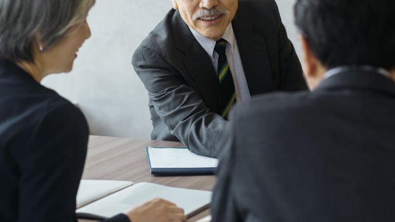 銀行員「特別なプランがございまして…」〈退職金2,500万円〉受け取った65歳男性に1本の電話。“支店長室でのVIP待遇”に乗せられ後悔したワケ【FPが解説】