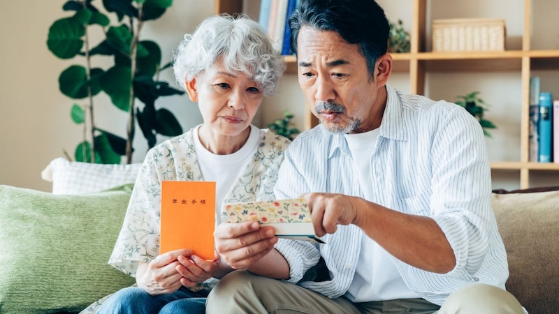 「年金繰り下げ受給」で75歳まで待てば受取額は“年間300万円超”だが、知らずに選ぶと後悔も。見逃せない「4つのデメリット」【東大卒FPが解説】