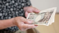 後ろめたかったんです…年金月12万円・82歳母が誰にも言っていない「タンス預金・8,280万円」を奪われたワケ。さらなる追い打ち「脱税疑い」で税務署の追及、56歳長男を襲う〈最悪の二次災害〉