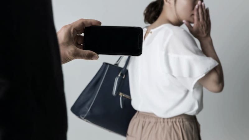 駅のエスカレーターで女性の後ろ姿を盗撮。その場で通報されなかったが、女性は気づいており…後日逮捕される可能性はある?【弁護士が解説】