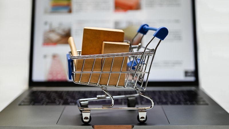 やった!セールで安くなってる→事前に価格をつり上げた「見せかけの値引き」に要注意…ネット通販の落とし穴と景品表示法上の問題点【弁護士が解説】