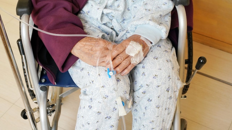 「何年も会っていない兄たちは口を出さないで」介護付き有料老人ホームでも手に負えず病院へ…衰弱する“認知症の80代母”を前に、疎遠な兄より介護を担った次女が〈意思決定者〉になれない理由