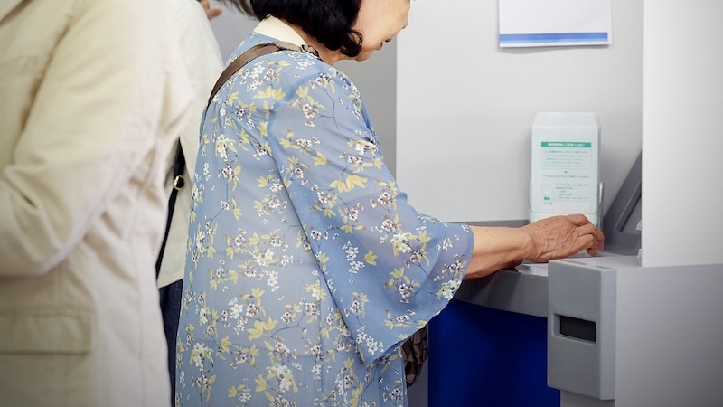 本当にもらえるんだ…偶数月の15日、銀行のATM前で笑みを浮かべる60代女性。日本年金機構から届いた“緑色の封筒”で「年金＋7万円」に【CFPが「年金生活者支援給付金」のポイントを解説】