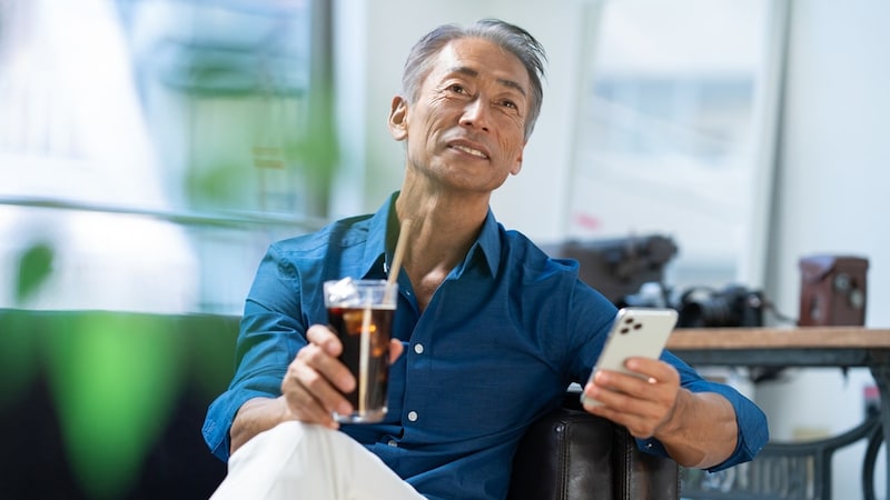 なにかの間違いでは…年収1,300万円の59歳サラリーマン、日本年金機構から届いた「青色の封筒」の中身に不信感→年金事務所で告げられた“信じたくない事実”【CFPが「厚生年金の落とし穴」を警告】