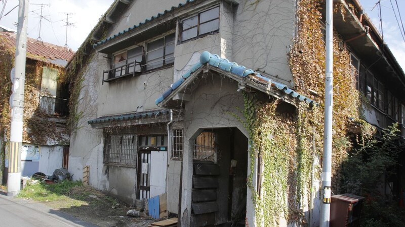 え、あそこに人が住んでるの？…東京23区・閑静な住宅地に佇む“ほぼ廃屋”の「ボロボロ一戸建て」。土地の価値は〈1億円超〉なのに、年金わずか月6万円・69歳家主が「決して手放さない」ワケ【CFPの助言】