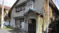 え、あそこに人が住んでるの？…東京23区・閑静な住宅地に佇む“ほぼ廃屋”の「ボロボロ一戸建て」。土地の価値は〈1億円超〉なのに、年金わずか月6万円・69歳家主が「決して手放さない」ワケ【CFPの助言】