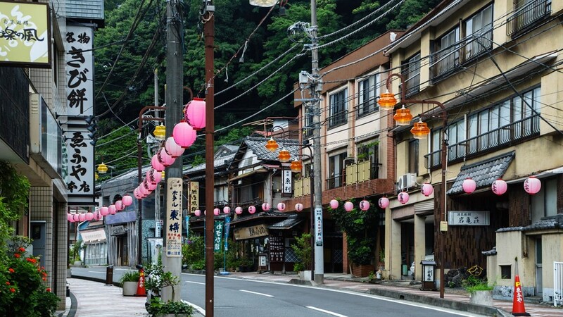東京駅まで約90分「温泉が有名な観光地」がまさかの第1位…一都三県の〈買って住みたい街TOP3〉【ランキング】