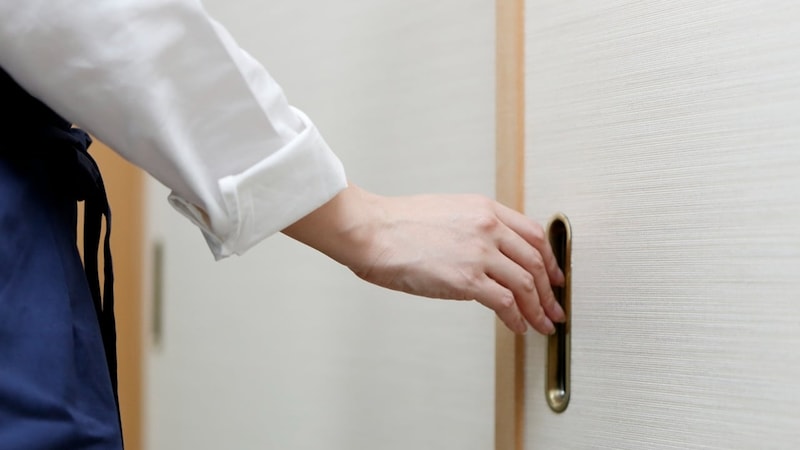 ちょっと待って！…父の遺産「評価額3,000万円の実家」と「預金1,400万円」を巡って50歳兄と48歳妹が話し合い→円満にまとまりかけたその時、協議を遮った“第三者”の声