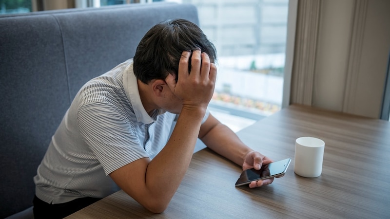 悔やんでいます…有名私大附属の名門校出身・ピーク時年収2,000万円の60歳エリート「母校への愛」が招いたまさかの事態。きっかけは勤務先に現れた“野球部の後輩”【FPが警告】