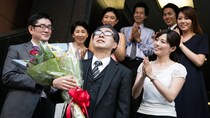 ▼ありがとう、君たちと働けて本当によかった…「月収77万円」「退職金3,000万円」大手メーカー60歳の定年部長、一本締めで有終の美。自宅で待っていた妻からの「衝撃告白」に唖然