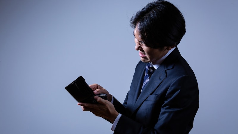 「NISAで月7万円」の積み立て投資を始めた〈手取り27万円〉34歳サラリーマンの後悔。まさかの事態に襲われ、〈損失確定〉で泣く泣く売却したワケ