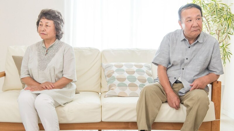 妻「あなたと一緒に暮らしたくない」…定年からわずか2週間後、食卓で突きつけられた“卒婚”宣告。〈年金18万円〉65歳元会社員の平和な老後が崩れた日