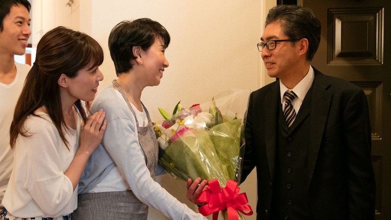 【退職金2,200万円】定年退職日に全員集合してくれた家族の祝福に涙ぐむ大手メーカー65歳元部長…3ヵ月後、“内助の功の妻”による「20年越しの裏切り」発覚。だけど「見なかったこと」にしたワケ