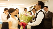 「退職金2,800万円」「貯金4,000万円」60歳定年退職のサラリーマン夫、花束を抱えて家路…自宅で待っていた妻の「衝撃のひと言」に戦慄