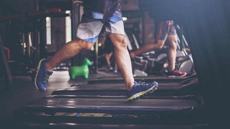 月収13万円でも早朝に高級ジム通い、移動はわざわざ高速道路…高校中退も、今や“数百億円”の資産を持つ大株主兼実業家〈超富裕層〉が「10代のころにやっていたこと」