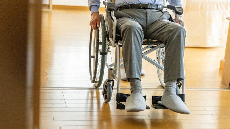 「スッパリ辞める決断をしました」親の介護に直面した58歳男性、〈割増退職金2,000万円〉で早期退職。年金の70歳繰り下げも余裕な〈盤石すぎる資産額〉