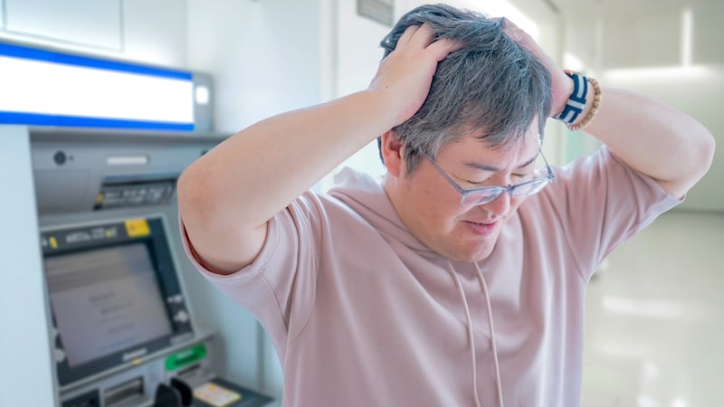 なにかの間違いでは…年収800万円の60歳サラリーマン、定年退職金の入金日にATMへ→思わず頭を抱えた「予想外の通帳残高」【CFPが「老後資金準備」の注意点を解説】
